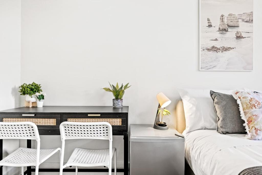 Rustic Private Double - Centrally Located - Shared Bathroom Sydney