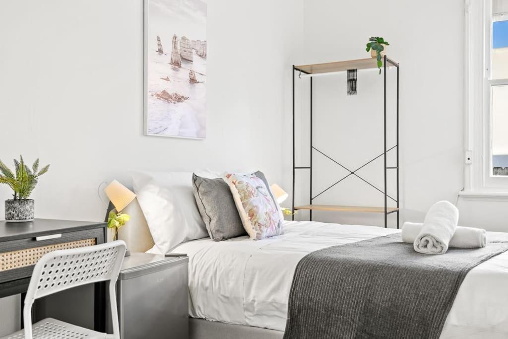 Rustic Private Double - Centrally Located - Shared Bathroom * Sydney