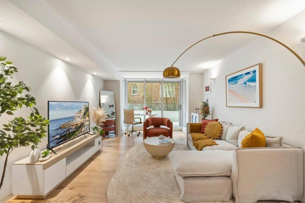 Pacific Chic Luxury Pad - Beachfront Aircon Lift Apartment