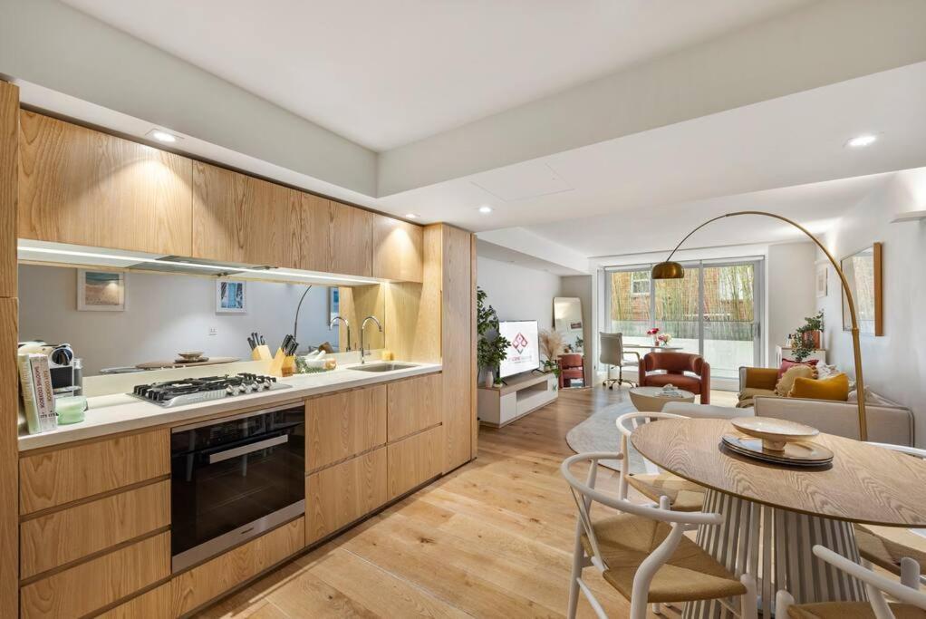 Pacific Chic Luxury Pad - Beachfront Aircon Lift Apartment
