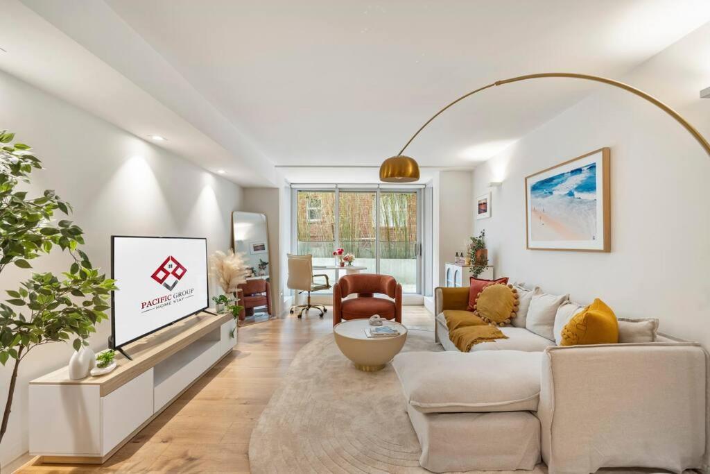 Pacific Chic Luxury Pad - Beachfront Aircon Lift