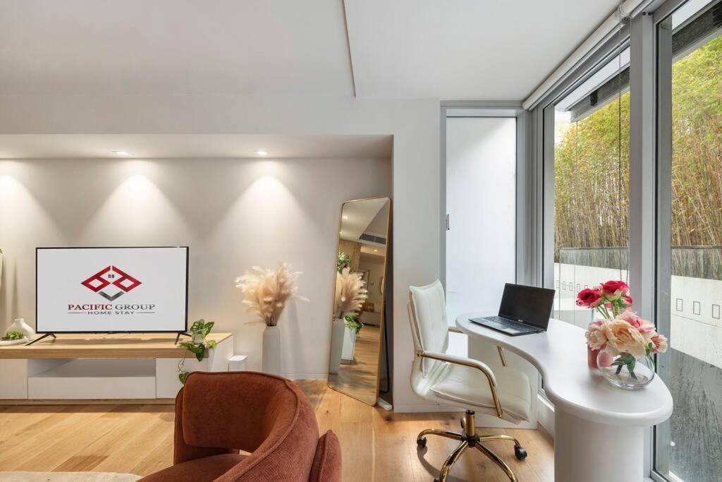 Pacific Chic Luxury Pad - Beachfront Aircon Lift Apartment
