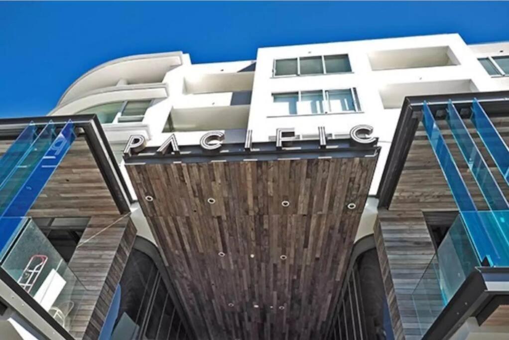 Pacific Chic Luxury Pad - Beachfront Aircon Lift