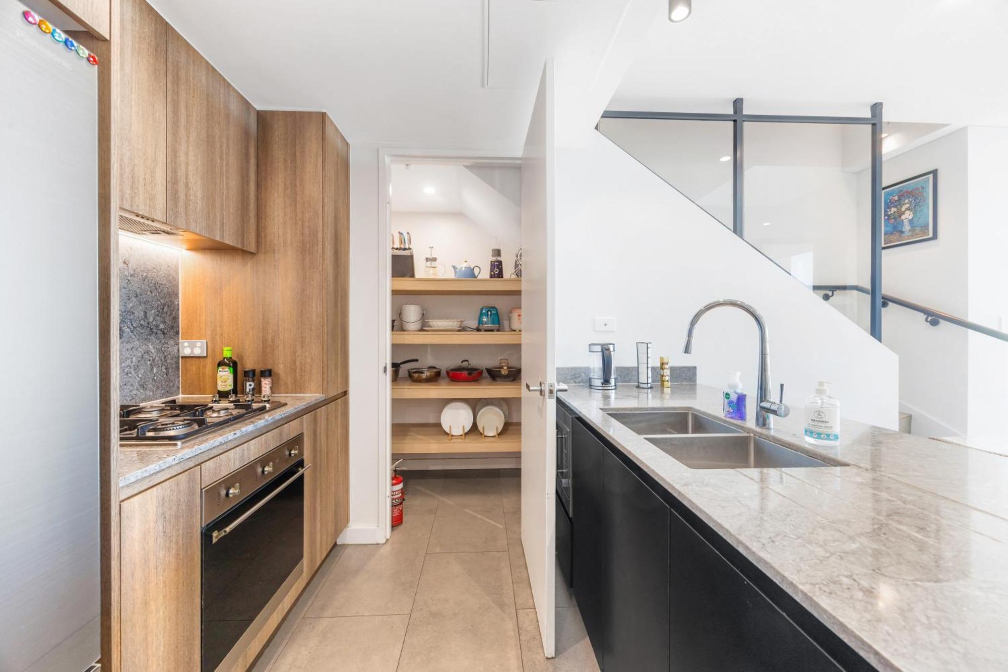 Panorama Perch - Elegant Urban Living With A Sea View