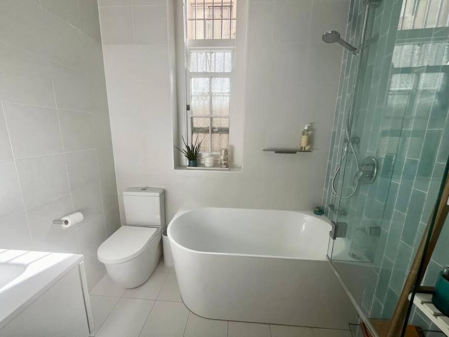 Coogee Beachside Bliss-art Deco Haven- Ocean Views Apartment *
