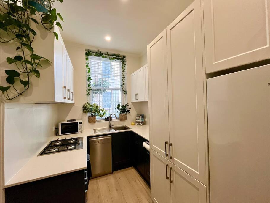 Coogee Beachside Bliss-art Deco Haven- Ocean Views Apartment