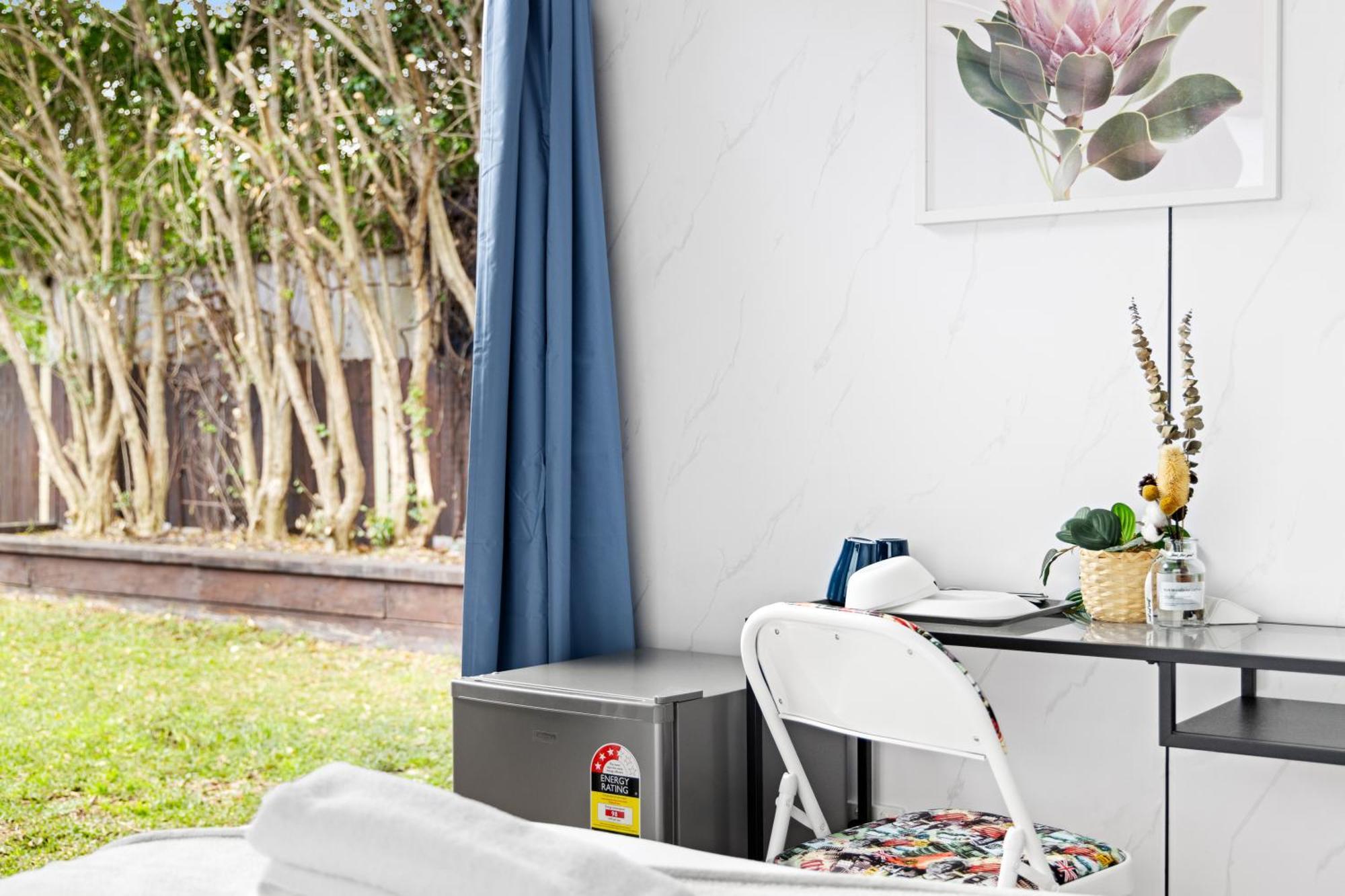 Modern Double - Mins To Airport - Shared Bathroom