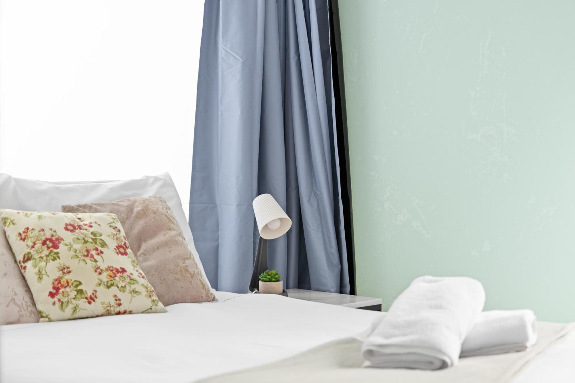 Casa de hóspedes Modern Double - Mins To Airport - Shared Bathroom *