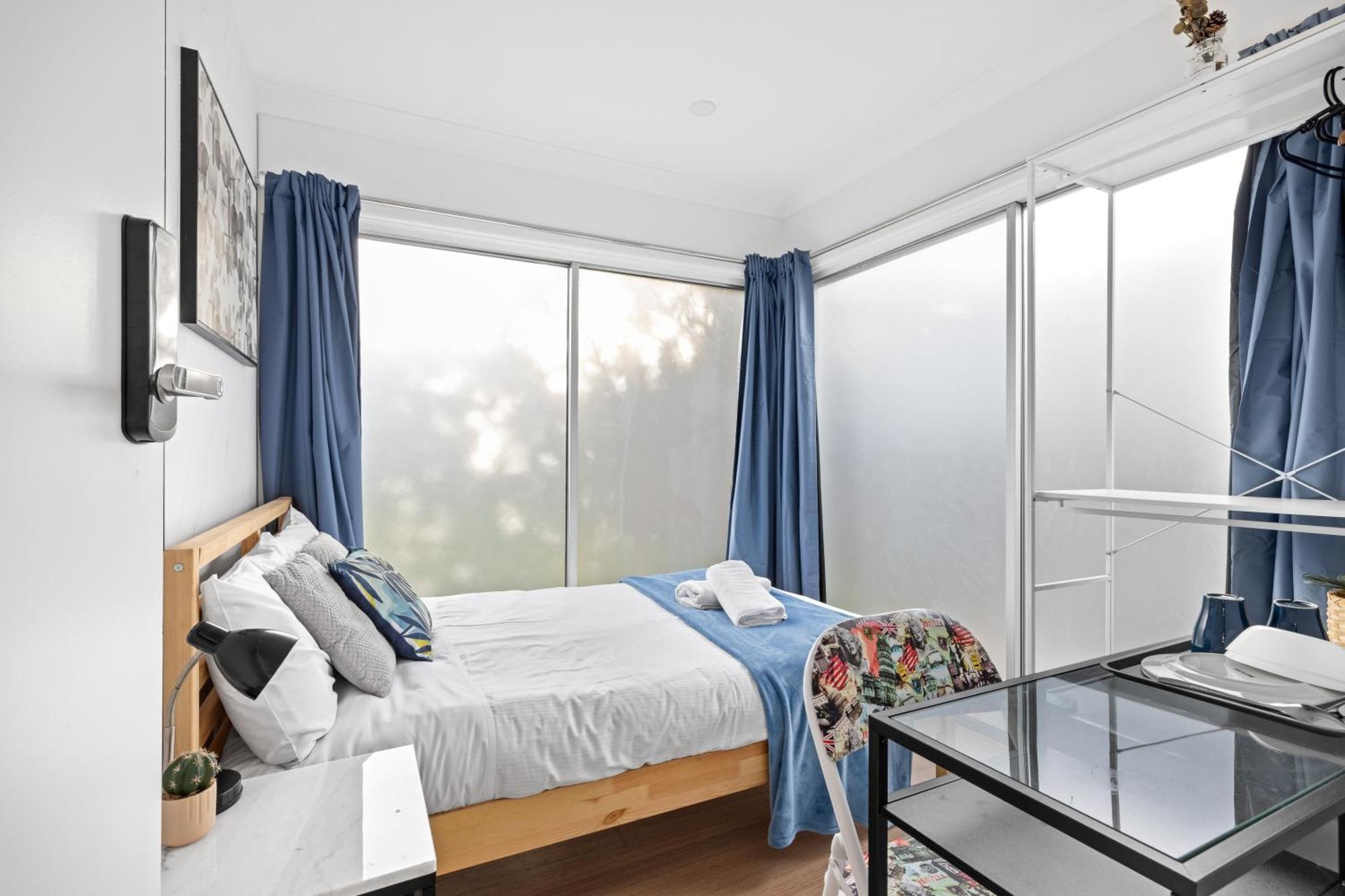 Modern Double - Mins To Airport - Shared Bathroom