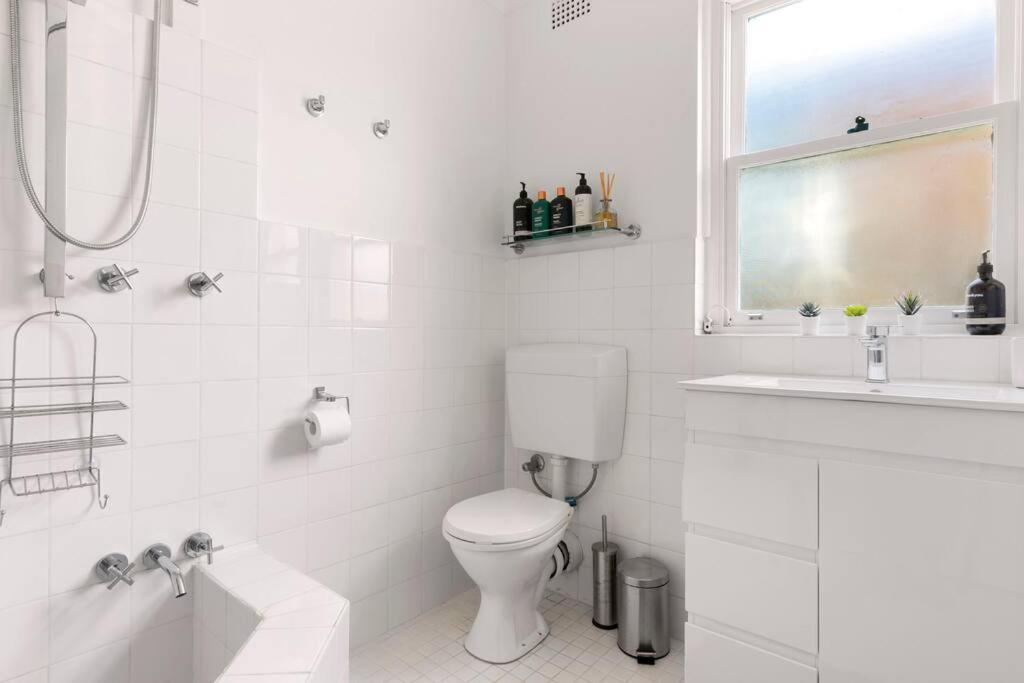 Rose Bay Retreat - Light Airy Balcony Ac & Views Apartment *