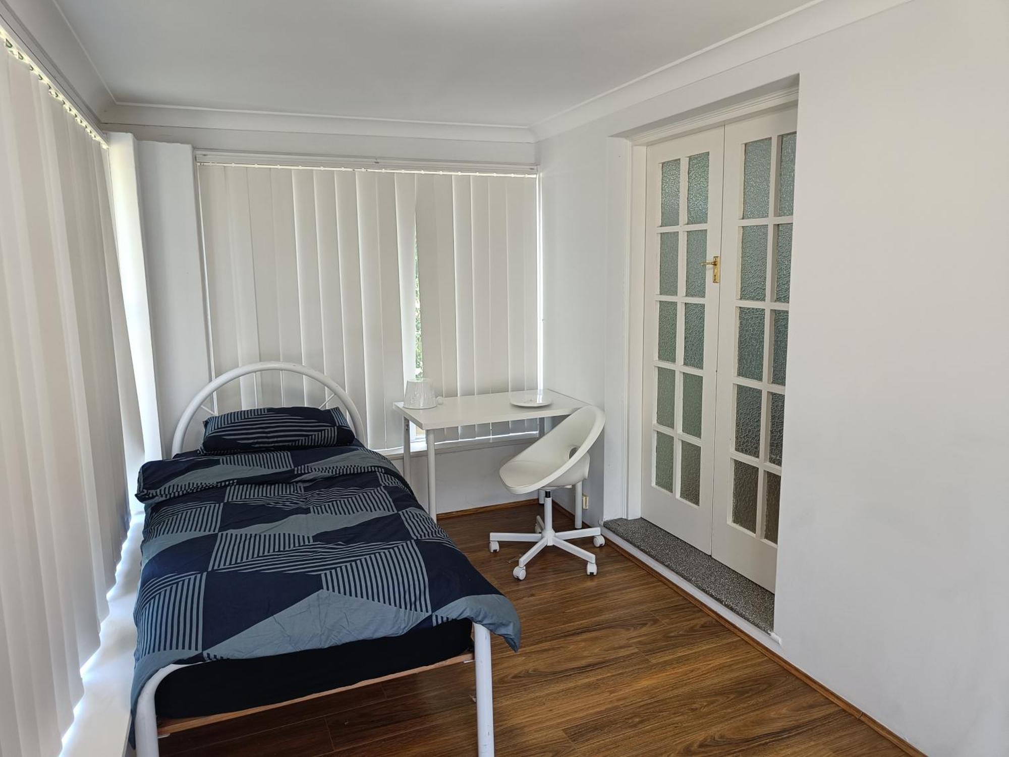 Spacious Queen In Carlingford With Pool - C2