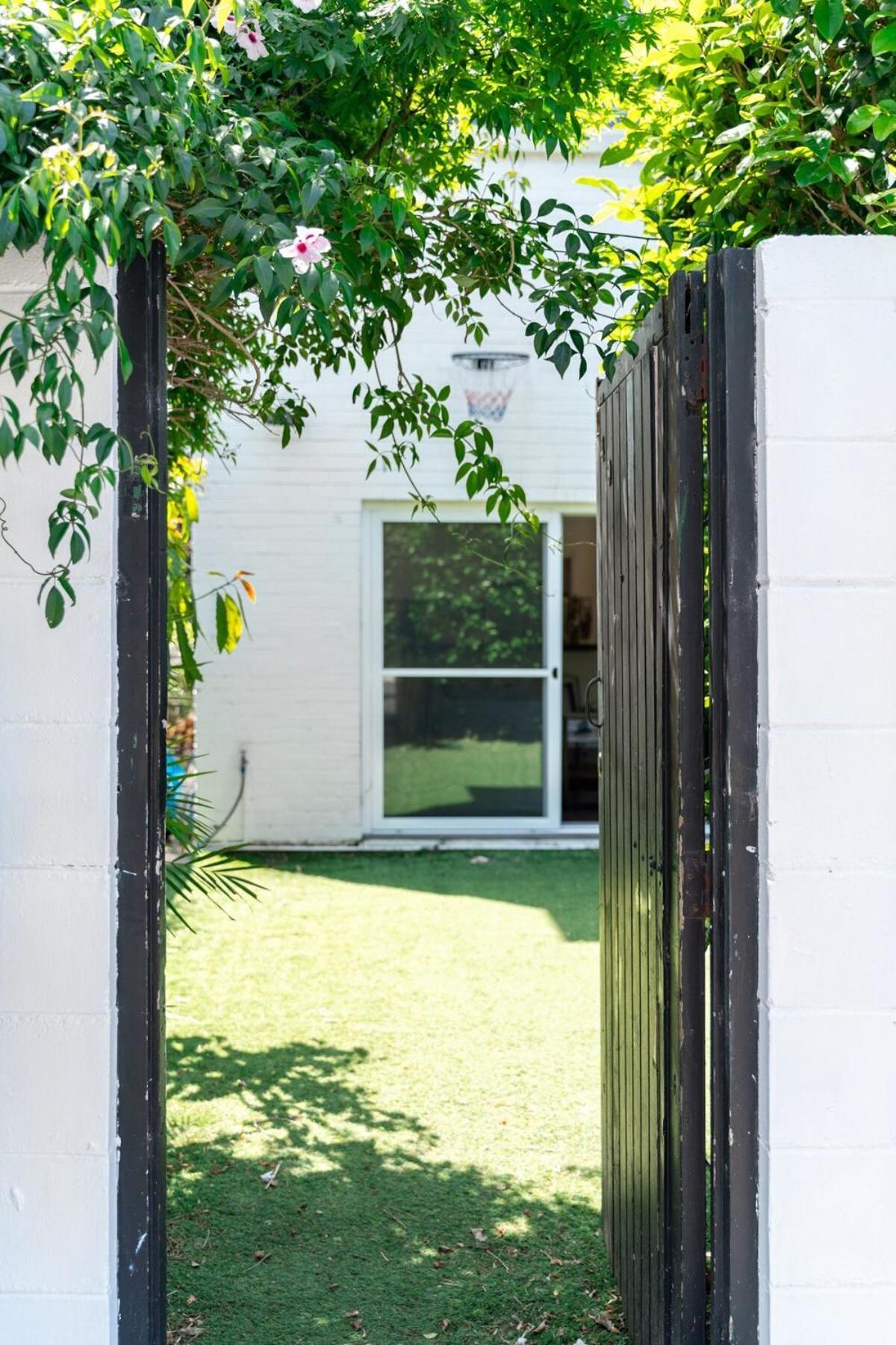 Spacious Garden Retreat-opposite Centennial Park!