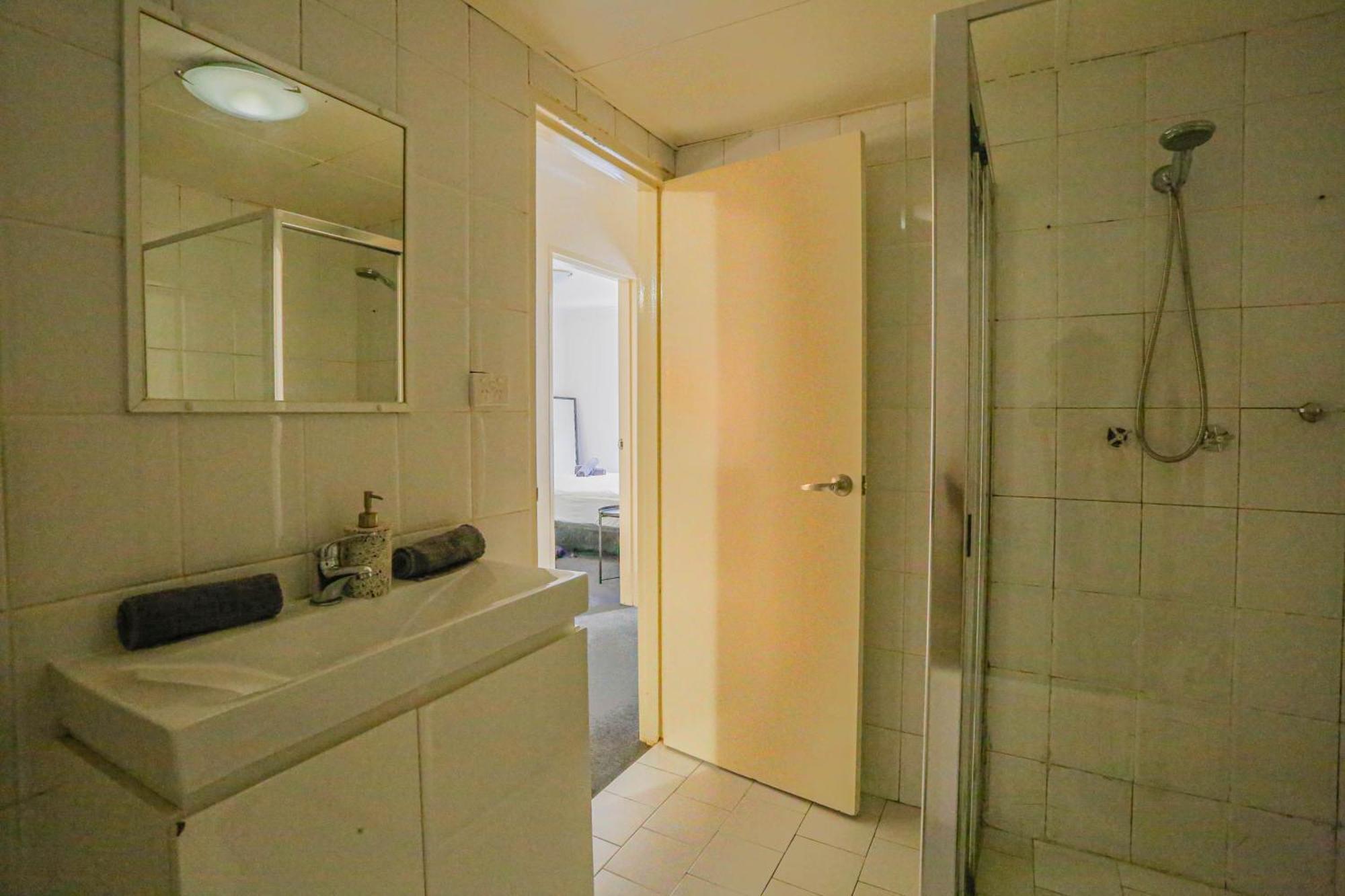 Stylish 2 Bedroom Chippendale Apartment *