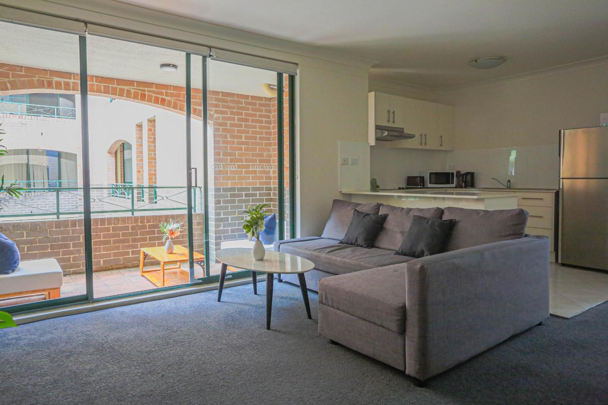Stylish 2 Bedroom Chippendale Apartment *
