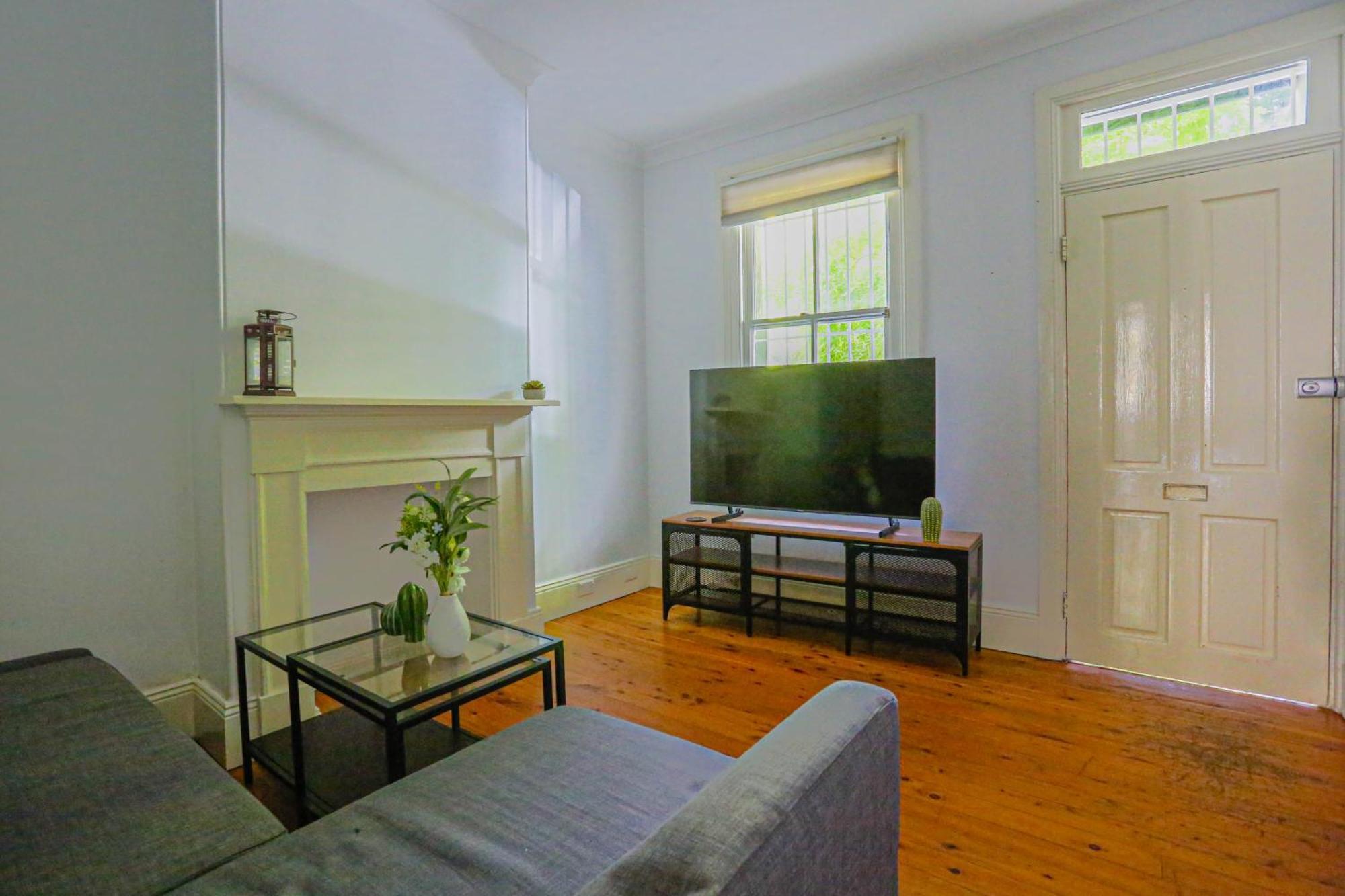 Elegant 2 Bedroom On The Edge Of Downtown Dowling St 2 E-bikes Included Ferienhaus