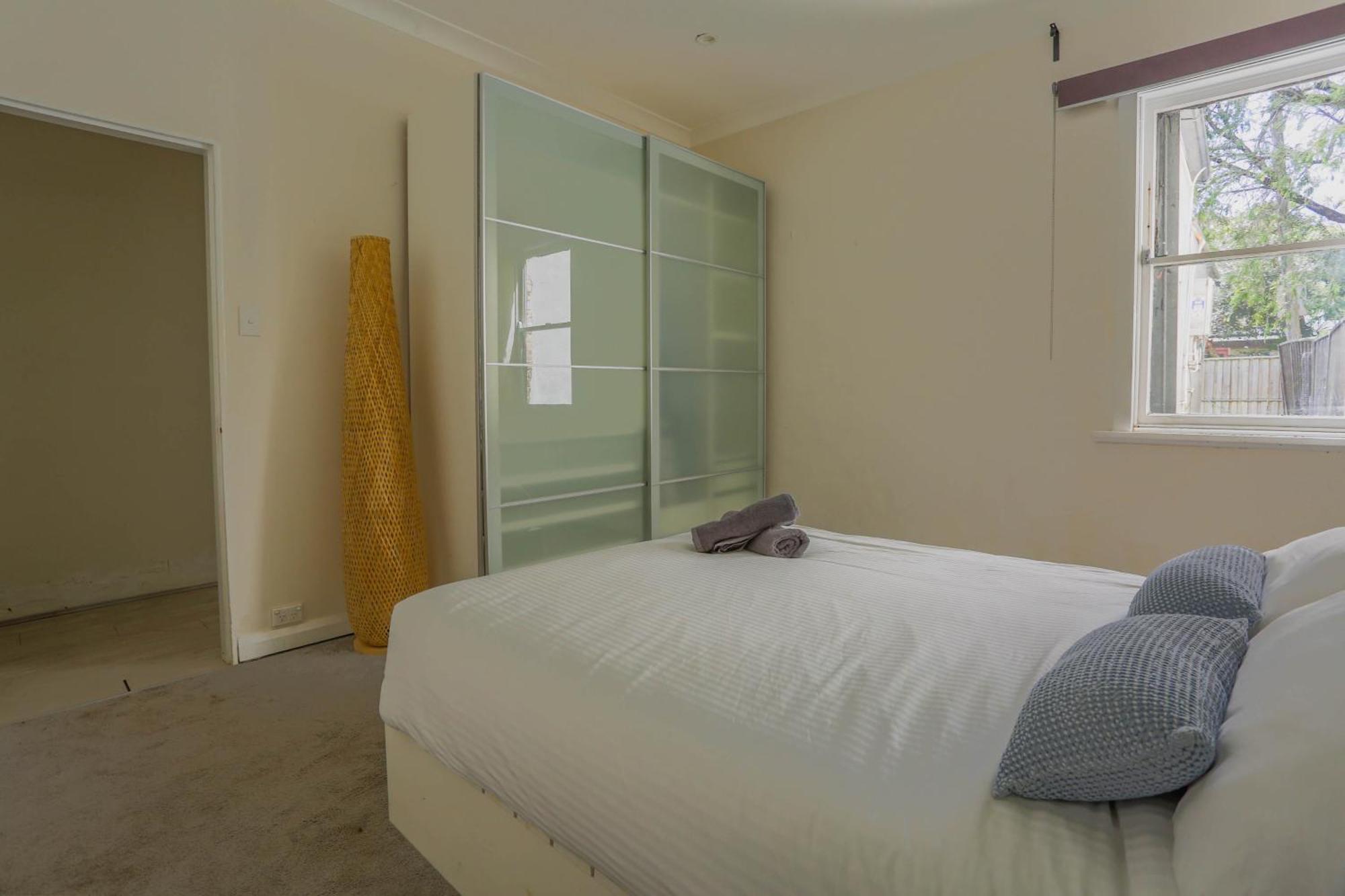 Dynamic 2 Bedroom Close To Buzz Darling St 2 E-bikes Included Holiday home
