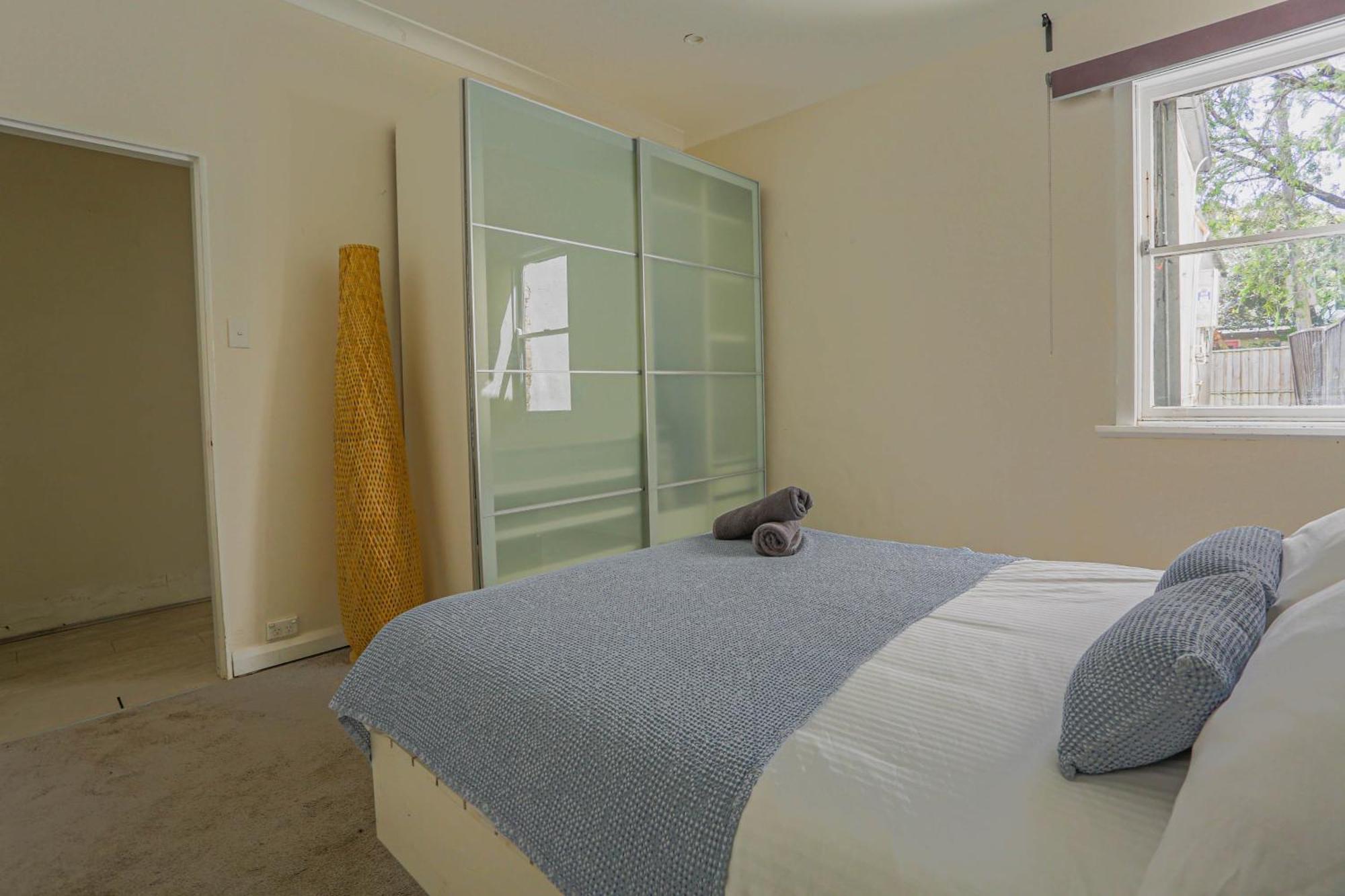 Dynamic 2 Bedroom Close To Buzz Darling St 2 E-bikes Included *