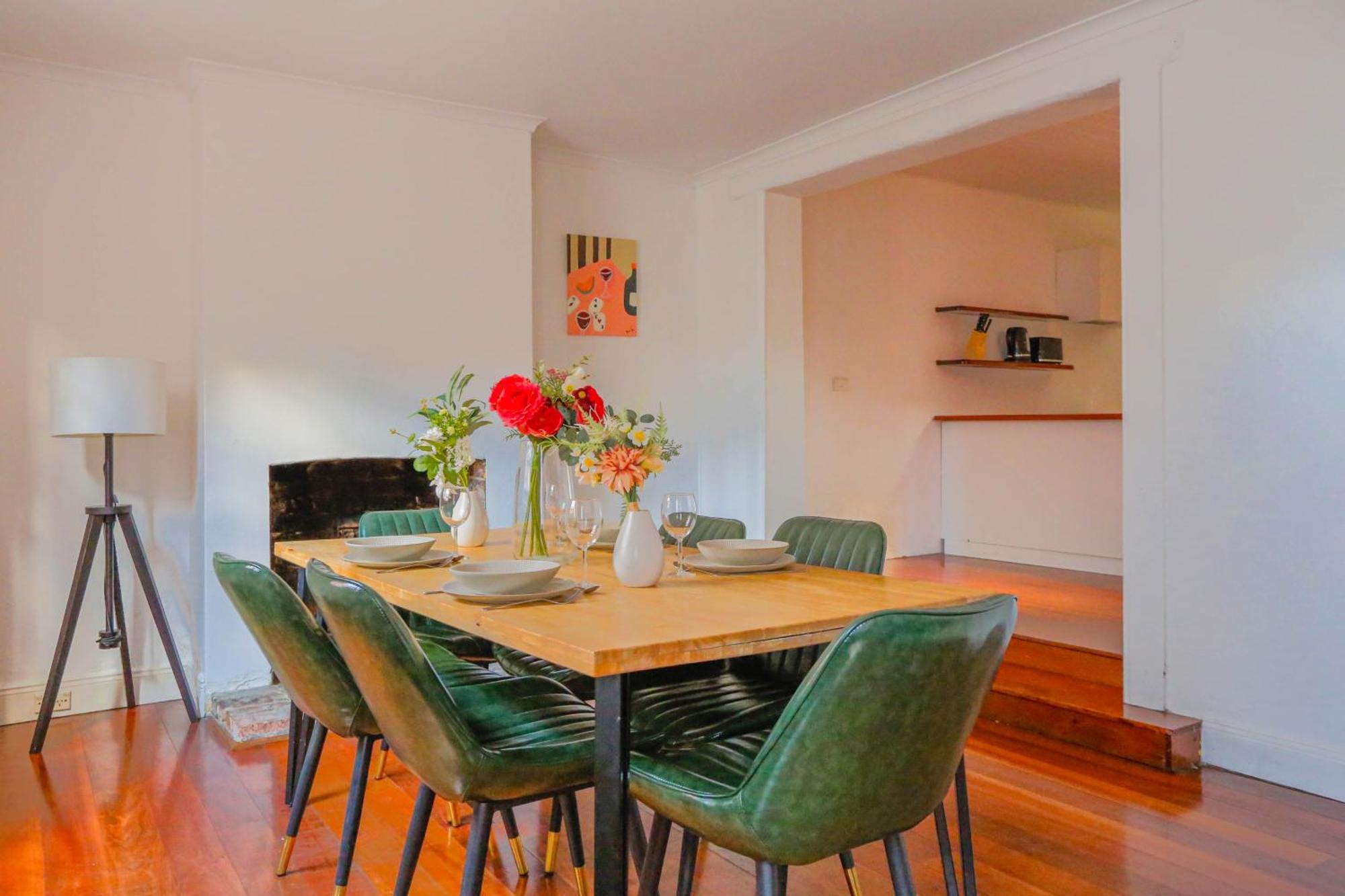 Dynamic 2 Bedroom Close To Buzz Darling St 2 E-bikes Included * Sydney