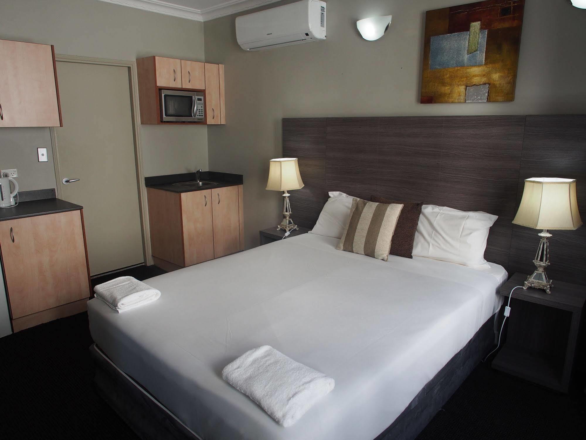 Uno 3* Sydney