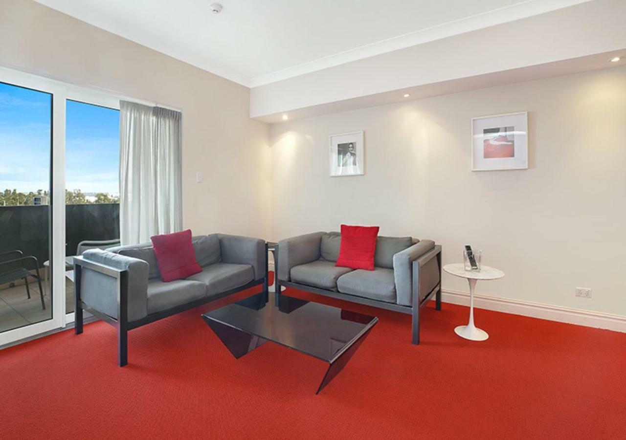 Airport Apartment *