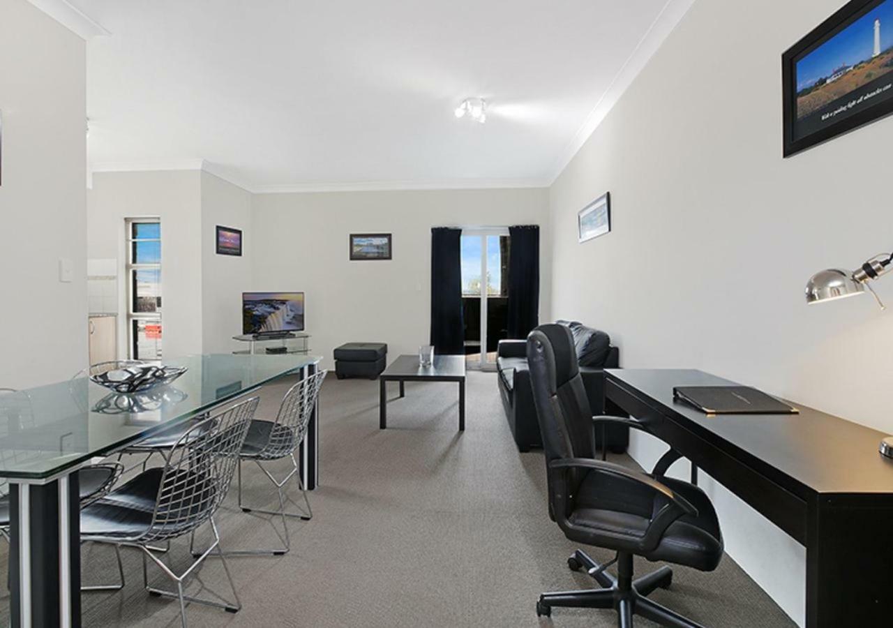 Airport Apartment *