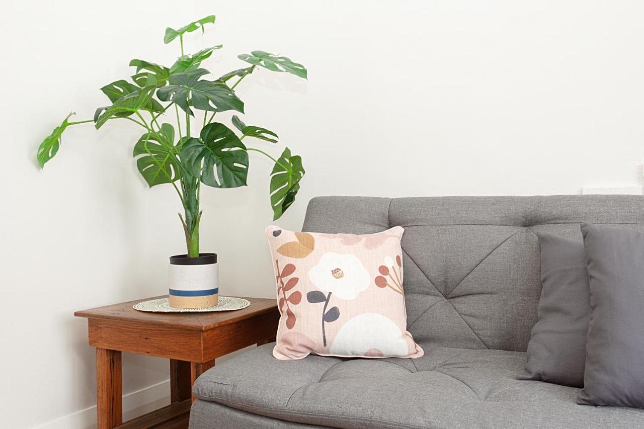 Apartment Sunlit 2-bed Metres From The *