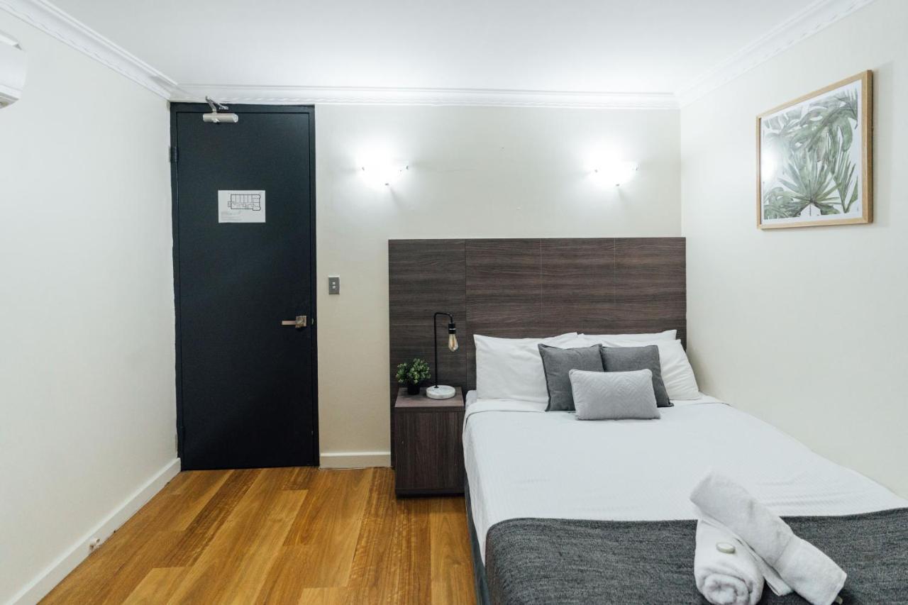 Uno 3* Sydney