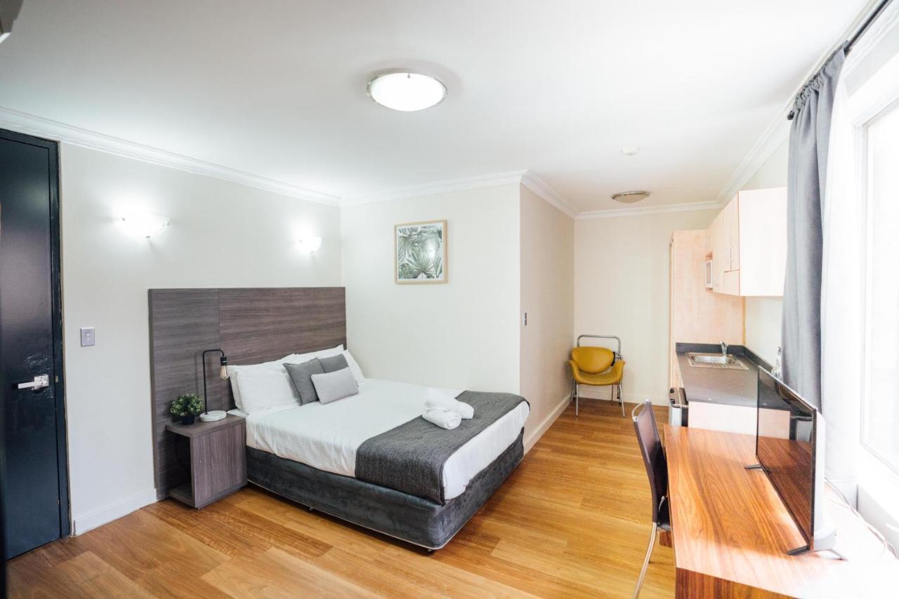 Uno 3* Sydney