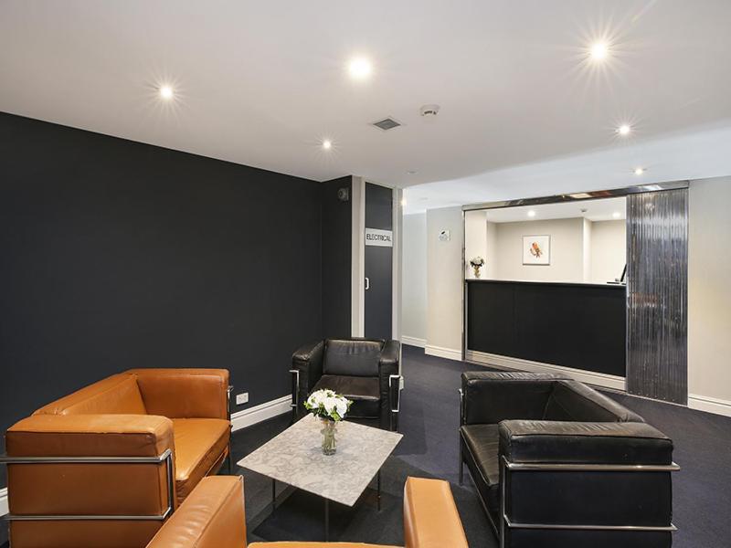 Airport Apartment *